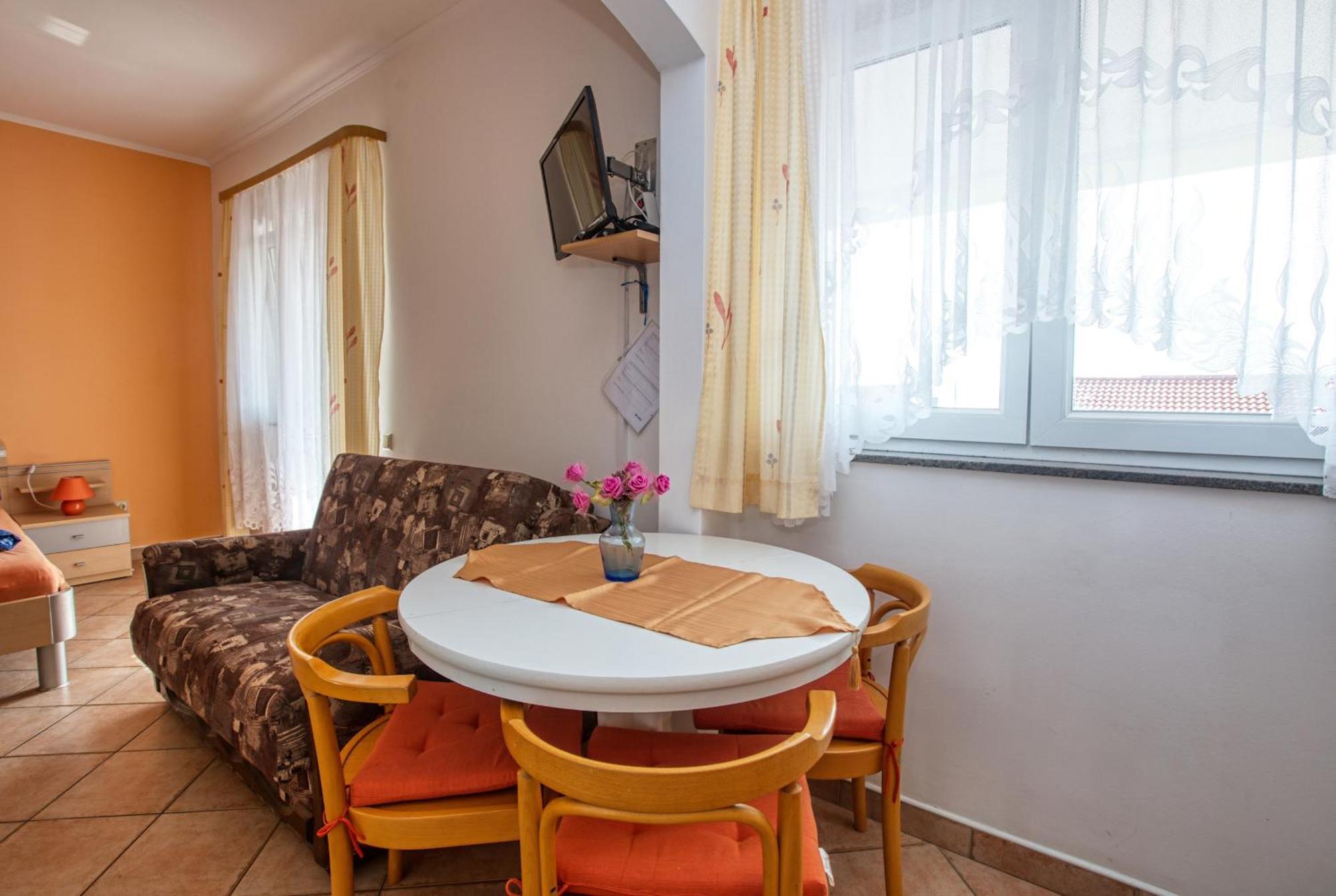 Apartments With A Parking Space Vodice - 6178 Rom bilde